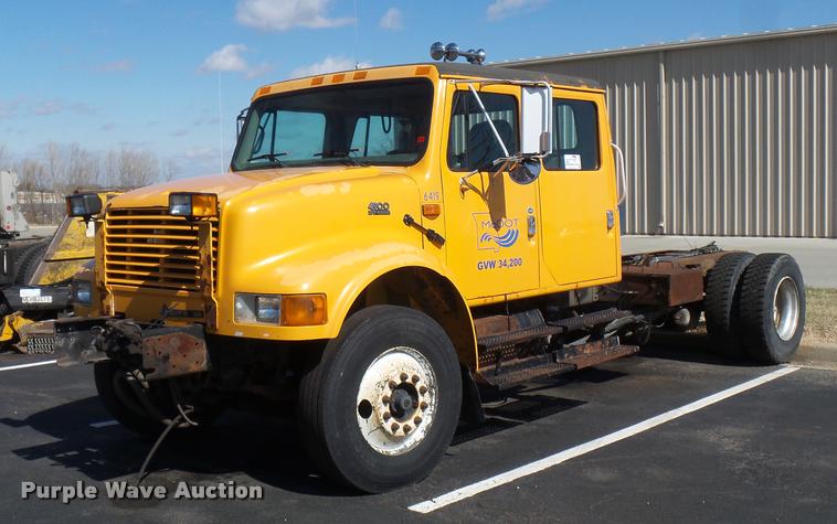 image for item L4645 2001 International 4900 Crew Cab truck cab and chassis