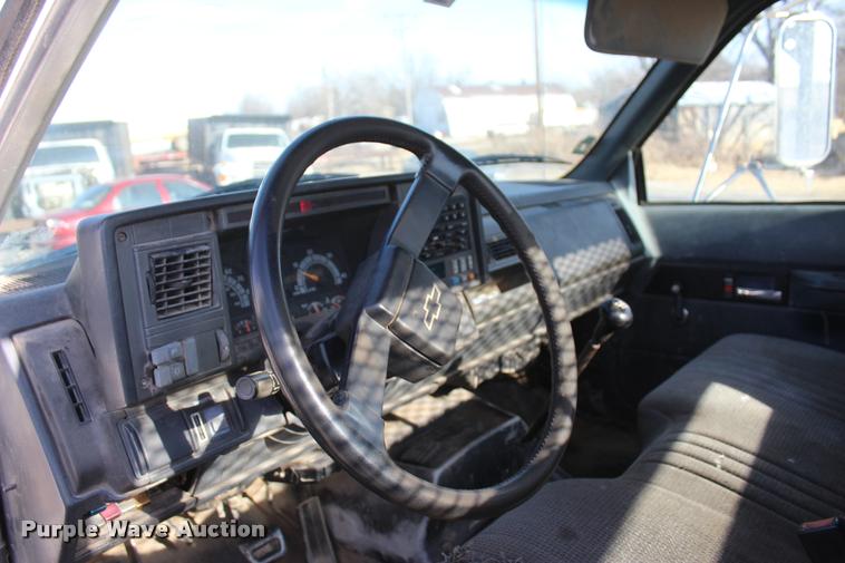 image for item L4948 1998 Chevrolet Kodiak C6500 flatbed truck