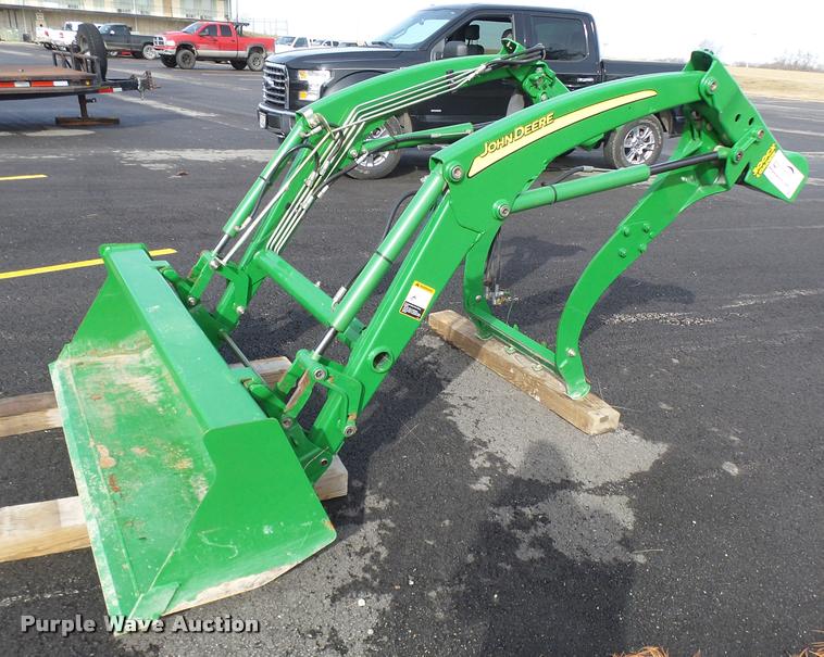 image for item L7243 John Deere 300CX loader