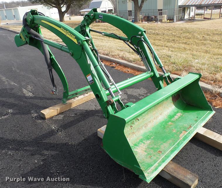image for item L7243 John Deere 300CX loader