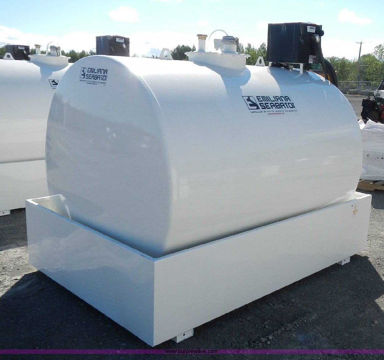 Fuel tank in Tonganoxie, KS Item F1547 sold Purple Wave