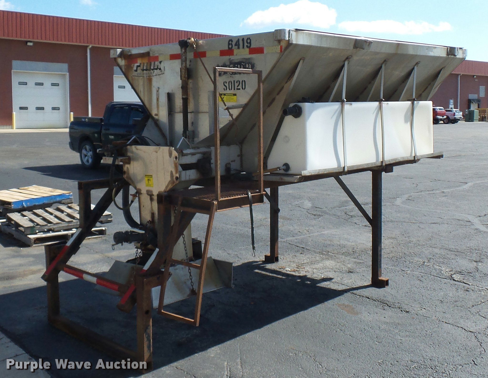 Flink stainless steel salt spreader in Lee's Summit, MO Item L4643