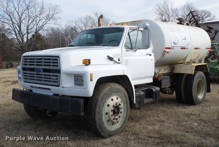 image for item BI9150 1992 Ford F700 water truck