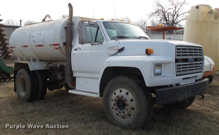 image for item BI9150 1992 Ford F700 water truck