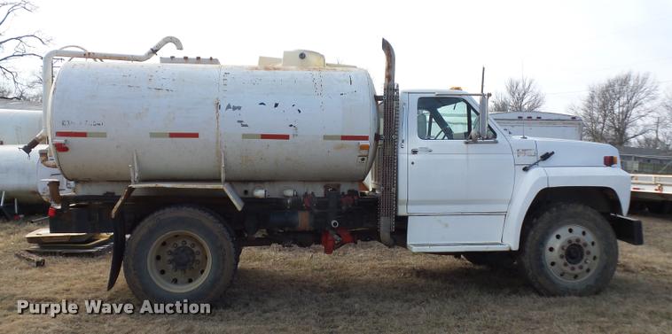 image for item BI9150 1992 Ford F700 water truck