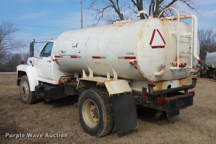 image for item BI9150 1992 Ford F700 water truck