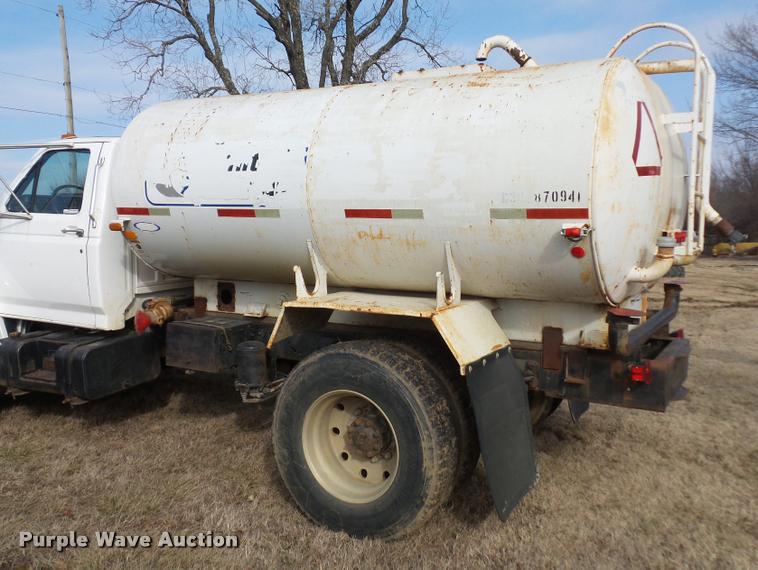 image for item BI9150 1992 Ford F700 water truck