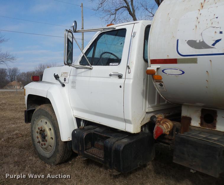 image for item BI9150 1992 Ford F700 water truck