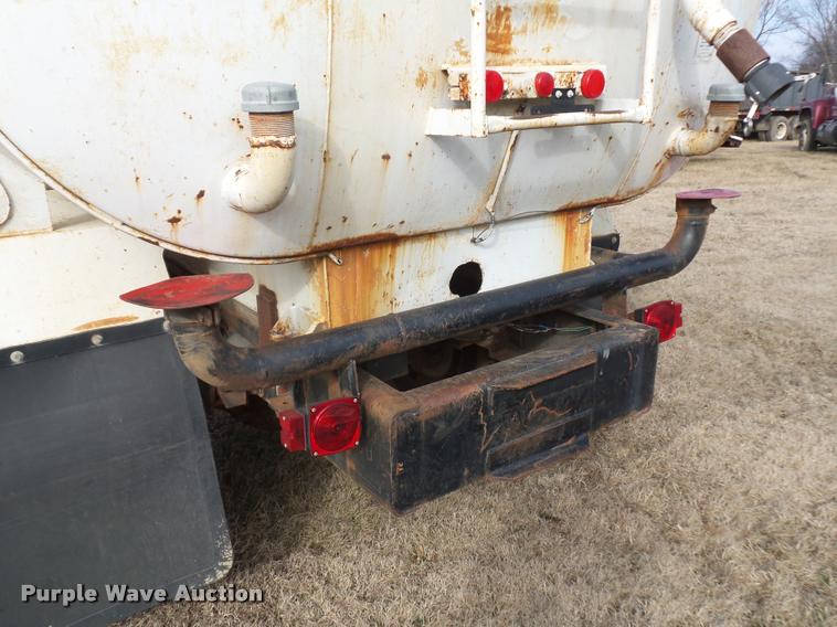 image for item BI9150 1992 Ford F700 water truck