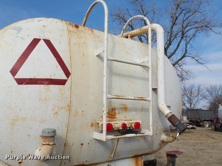 image for item BI9150 1992 Ford F700 water truck