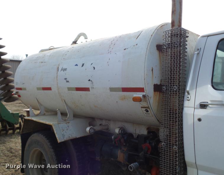 image for item BI9150 1992 Ford F700 water truck