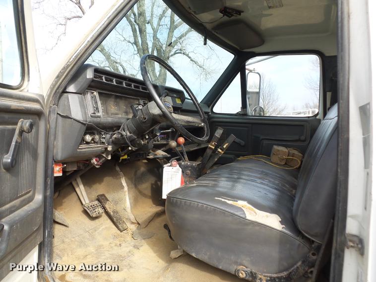 image for item BI9150 1992 Ford F700 water truck