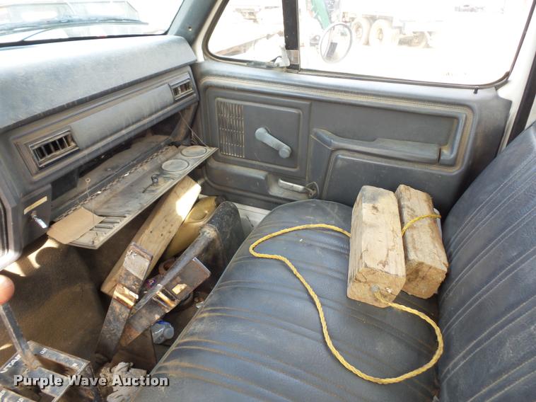 image for item BI9150 1992 Ford F700 water truck