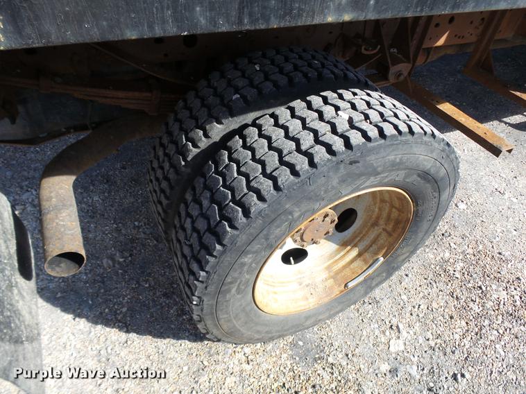 image for item CC9099 2001 Ford F550 Super Duty flat dump bed truck