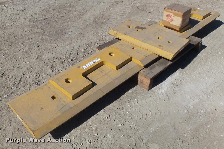 image for item CC9536 (5) Komatsu WA450 wheel loader cutting edges