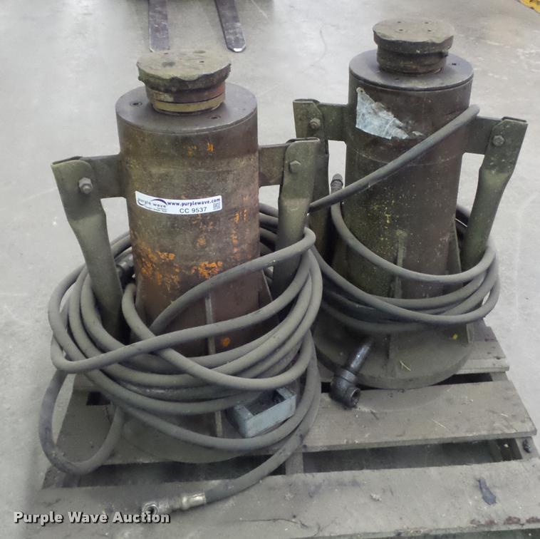 image for item CC9537 (2) hydraulic jacks