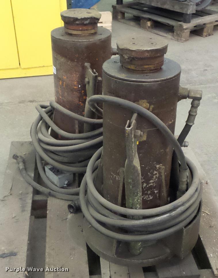 image for item CC9537 (2) hydraulic jacks