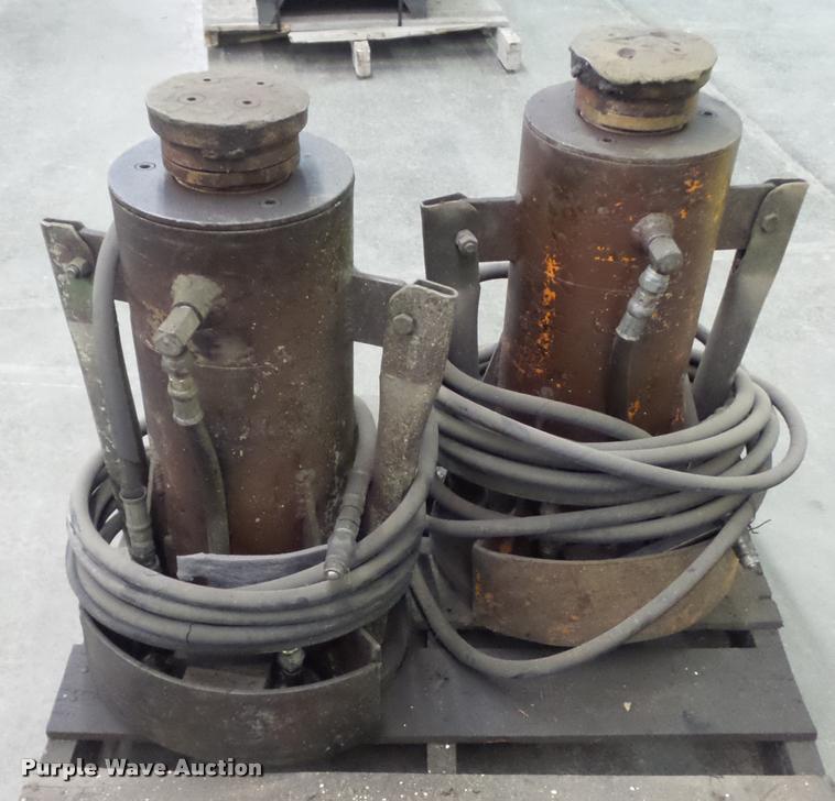 image for item CC9537 (2) hydraulic jacks