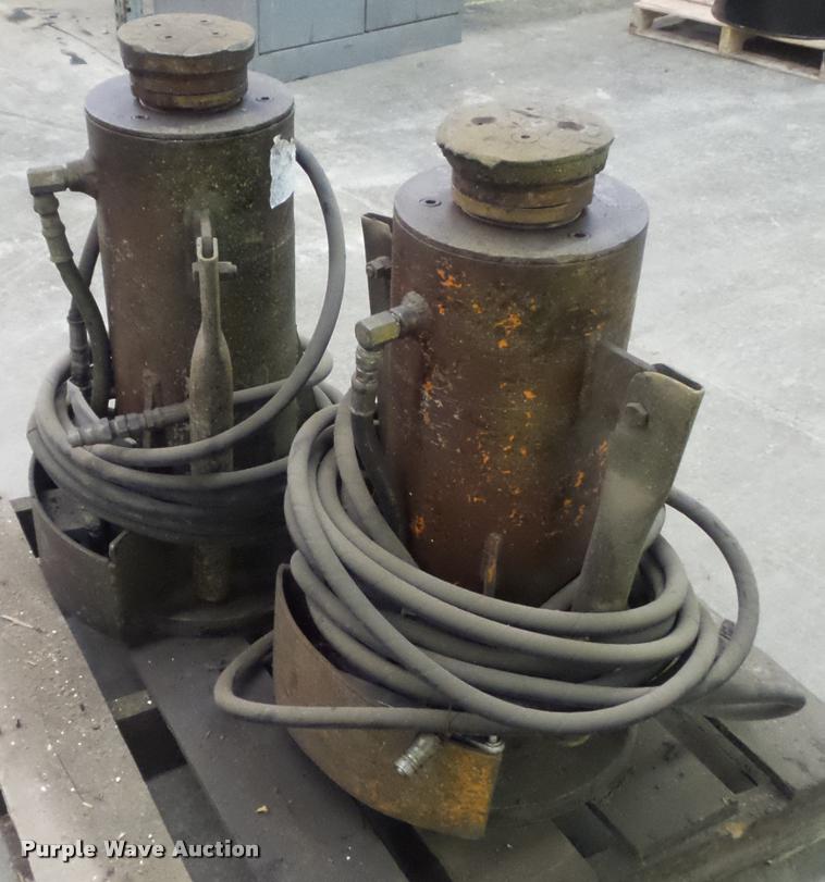 image for item CC9537 (2) hydraulic jacks
