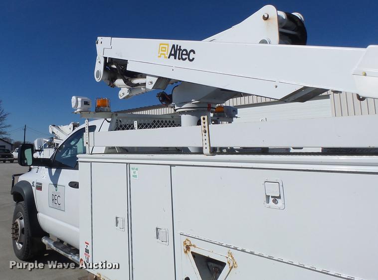 image for item DA3325 2009 Dodge Ram 5500 bucket truck