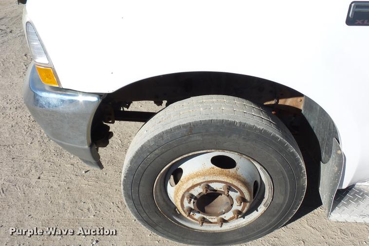 image for item DA4020 2002 Ford F550 service truck with crane