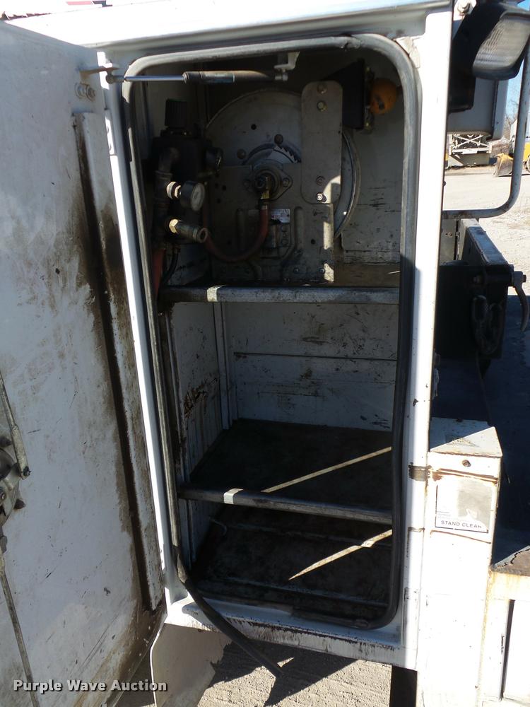 image for item DA4020 2002 Ford F550 service truck with crane