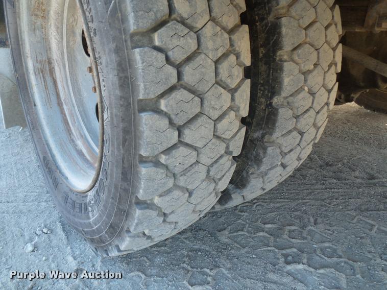 image for item DA4020 2002 Ford F550 service truck with crane