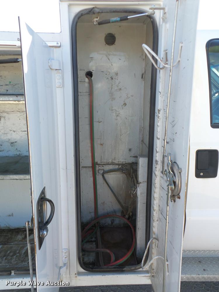 image for item DA4020 2002 Ford F550 service truck with crane