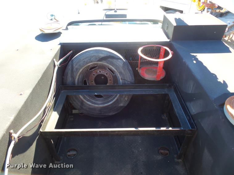 image for item DA4020 2002 Ford F550 service truck with crane