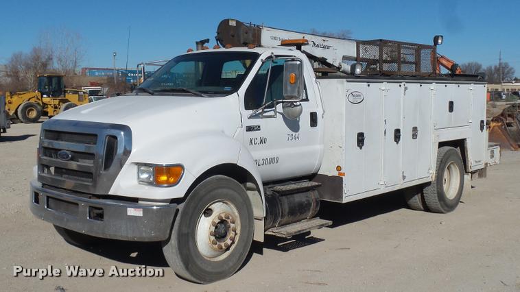 image for item DA4021 2005 Ford F750 service truck with crane