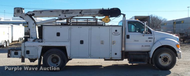 image for item DA4021 2005 Ford F750 service truck with crane