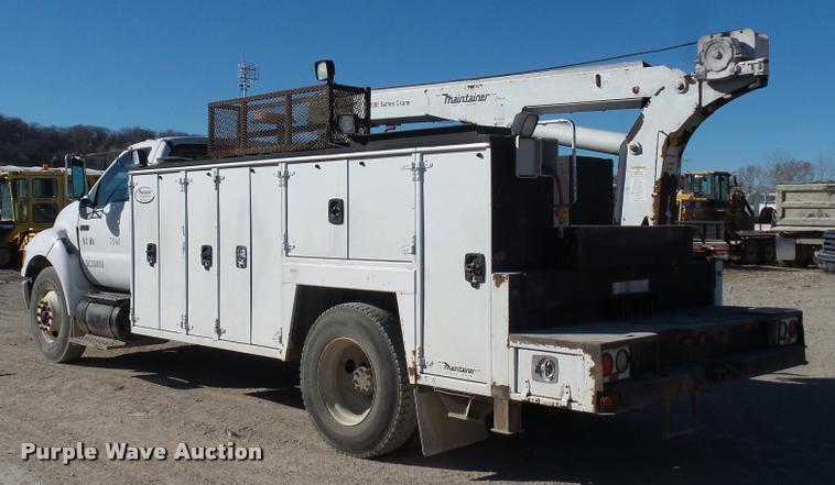 image for item DA4021 2005 Ford F750 service truck with crane