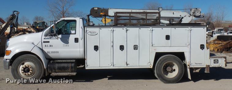 image for item DA4021 2005 Ford F750 service truck with crane