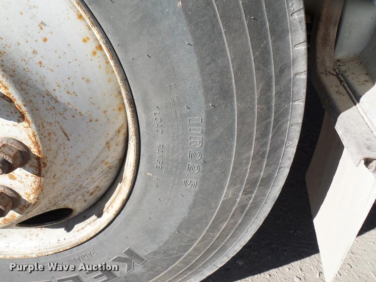 image for item DA4021 2005 Ford F750 service truck with crane