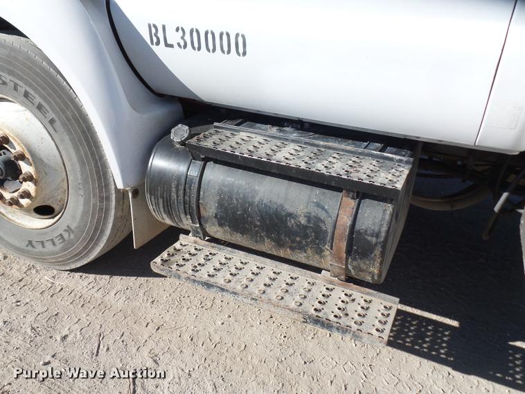 image for item DA4021 2005 Ford F750 service truck with crane