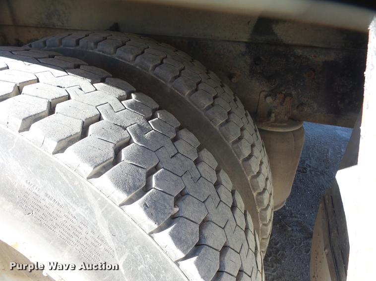 image for item DA4021 2005 Ford F750 service truck with crane