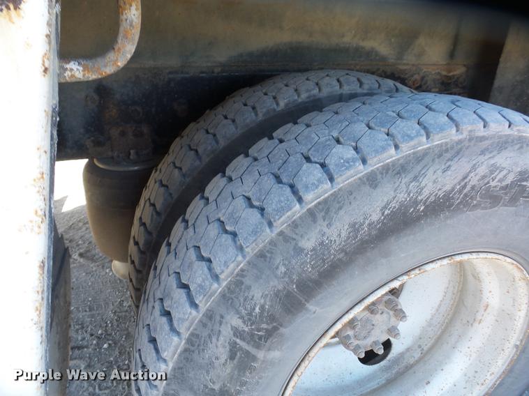 image for item DA4021 2005 Ford F750 service truck with crane