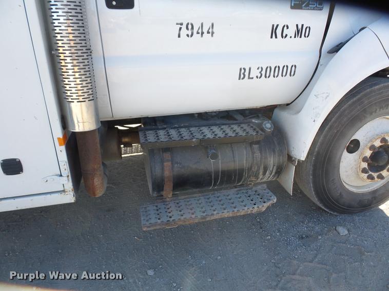 image for item DA4021 2005 Ford F750 service truck with crane