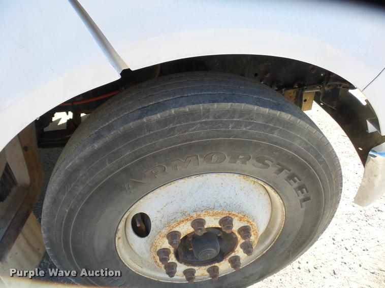 image for item DA4021 2005 Ford F750 service truck with crane