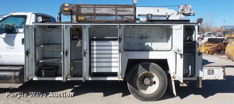 image for item DA4021 2005 Ford F750 service truck with crane
