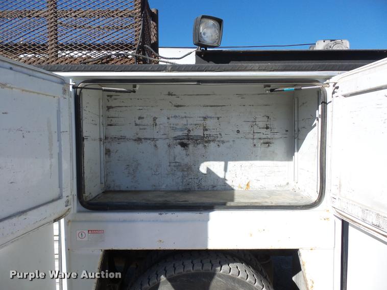 image for item DA4021 2005 Ford F750 service truck with crane