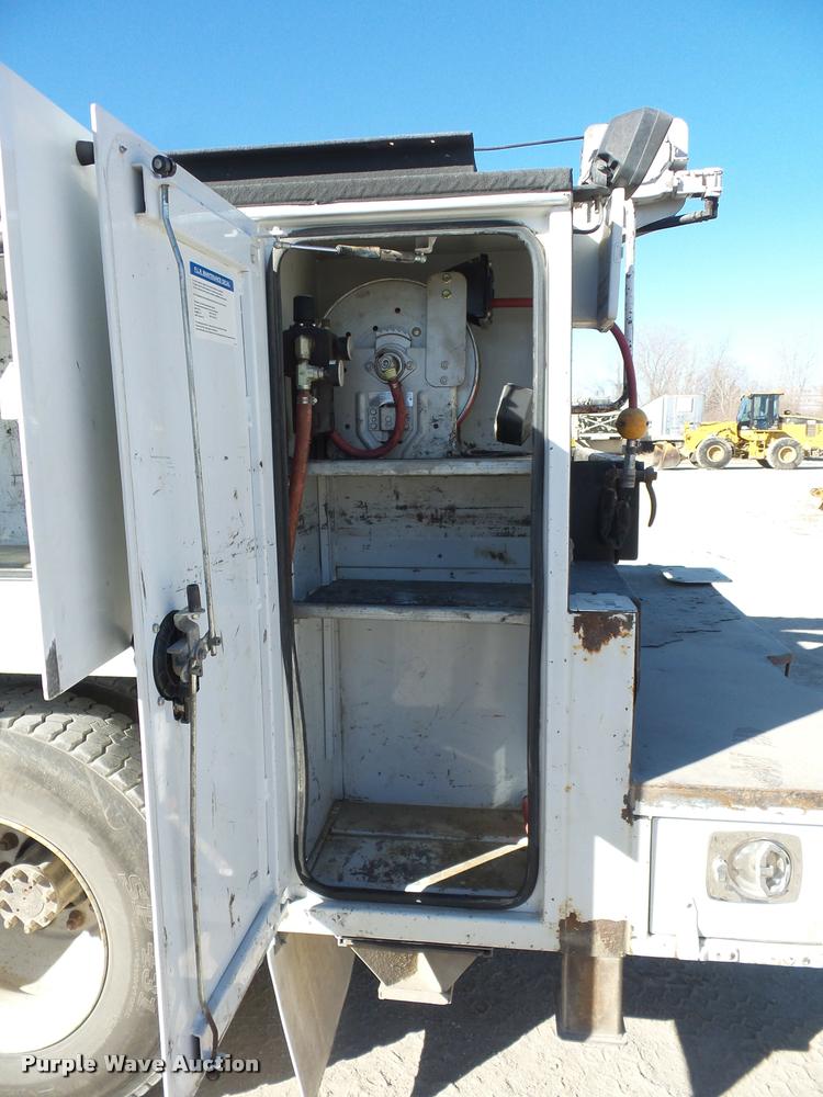 image for item DA4021 2005 Ford F750 service truck with crane