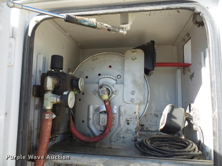 image for item DA4021 2005 Ford F750 service truck with crane