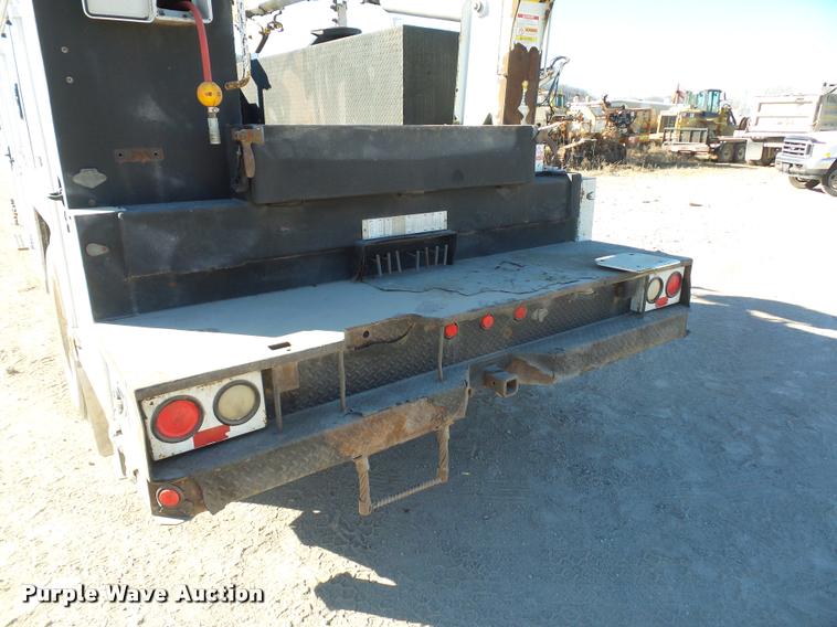 image for item DA4021 2005 Ford F750 service truck with crane