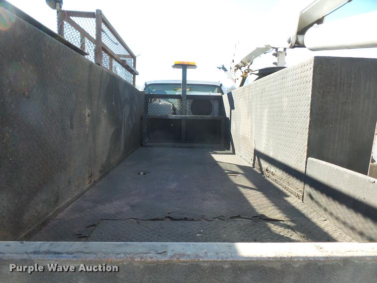 image for item DA4021 2005 Ford F750 service truck with crane