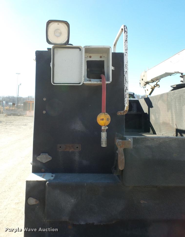 image for item DA4021 2005 Ford F750 service truck with crane