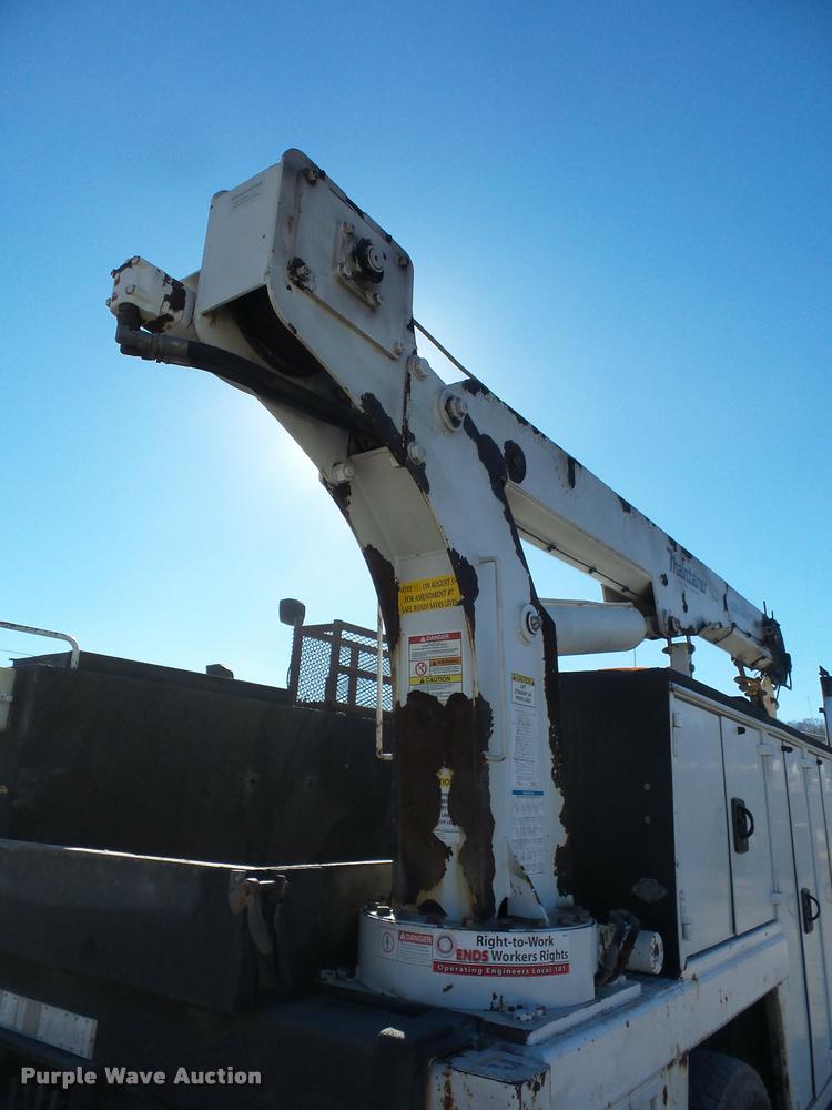 image for item DA4021 2005 Ford F750 service truck with crane