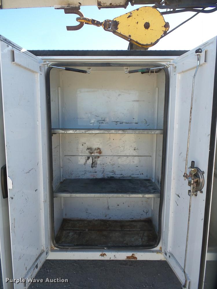 image for item DA4021 2005 Ford F750 service truck with crane