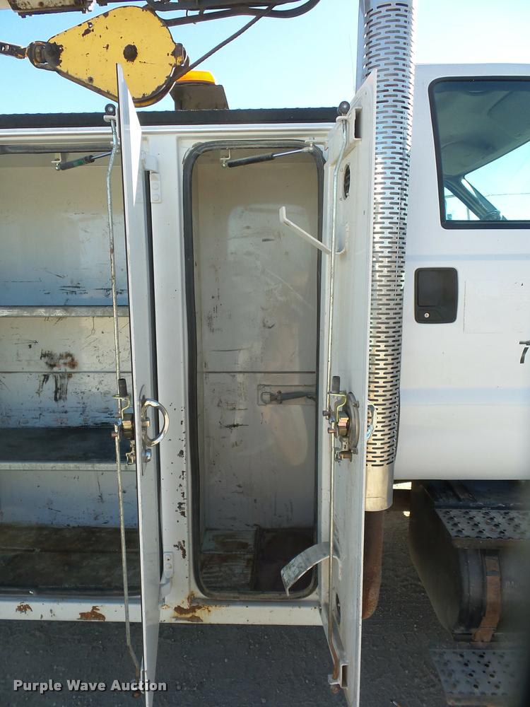 image for item DA4021 2005 Ford F750 service truck with crane