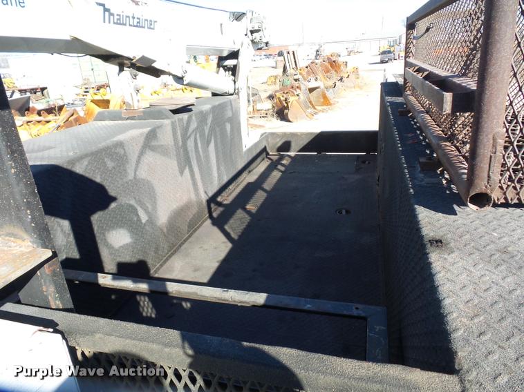 image for item DA4021 2005 Ford F750 service truck with crane